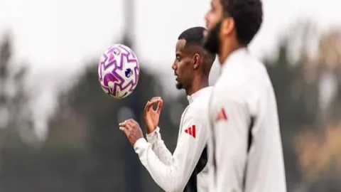 郑钦文与萨巴伦卡交锋战绩不佳，6战全败，其中5次遭遇惨败